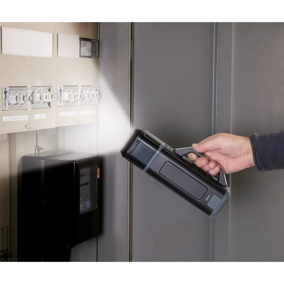 Alles im Griff: das tragbare LED-Licht mit Werkzeugset