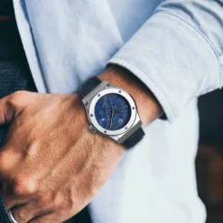 Exklusive Eleganz trifft auf meisterhafte Handwerkskunst: die limitierte Edelstein-Uhr