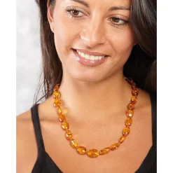 Faszinierend: orange-leuchtender Schmuck aus fossilem Harz