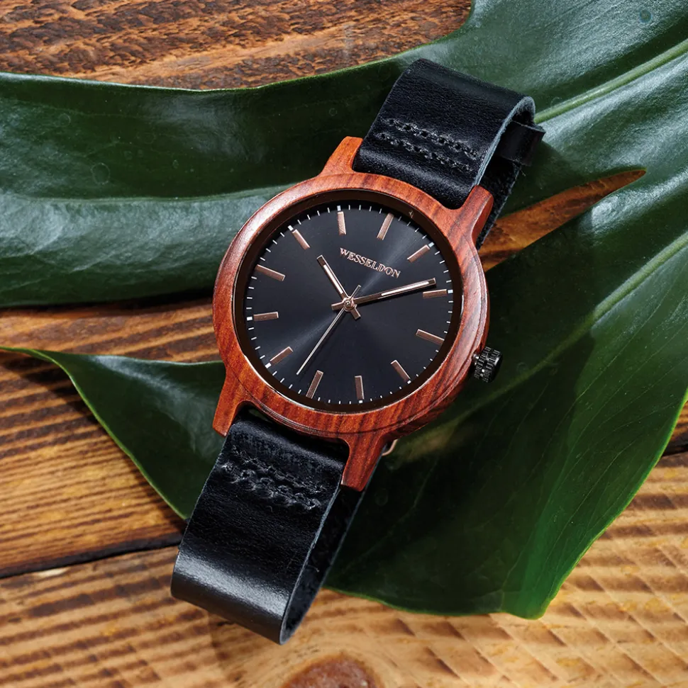Immer ein Unikat: die Natur-Uhr aus Holz und Leder