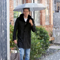 Praktisch: Regenschutz mit integrierter Tragetasche