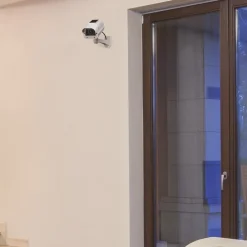 Vorsicht, Kamera! Die solarbetriebene Attrappe schreckt Einbrecher effektiv ab.