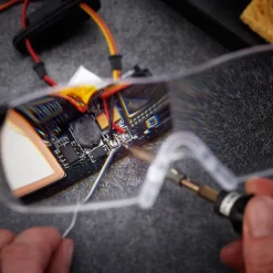 Weltneuheit: die einzige Vergrößerungsbrille mit 300 % Vergrößerung, Licht und Blaulichtfilter