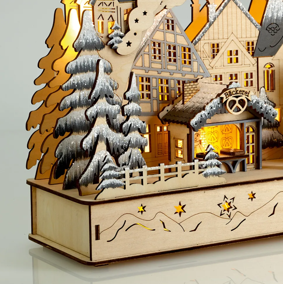 Winterlicher Weihnachtsmarkt mit drehender Pyramide